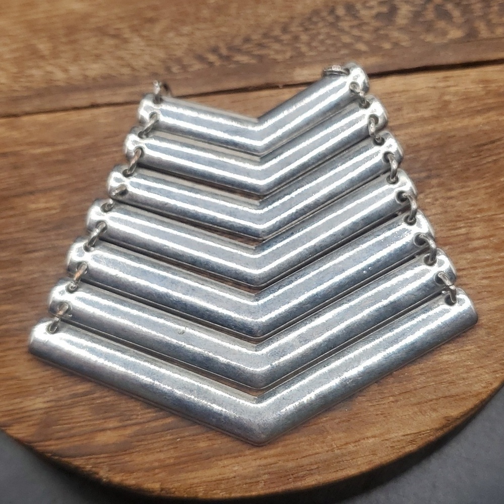 Arrow‎ statement pendant